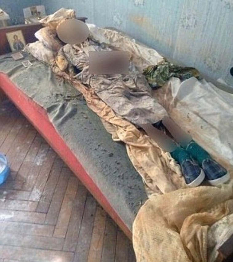 הגופה החנוטה של האם נמצאה על הספה מוקפת סמלי דת. צילום מסך