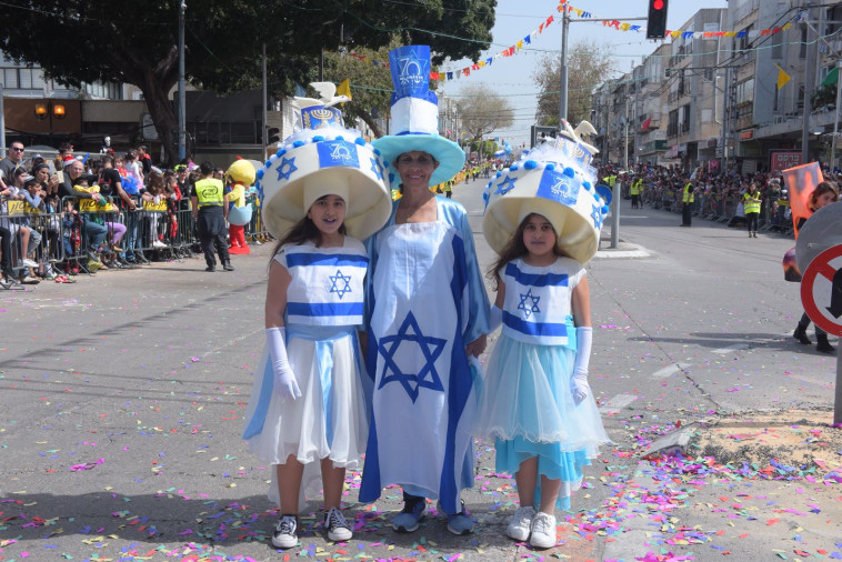 משתתפים בחגיגות עם דגלי ישראל. צילום: אבשלום ששוני