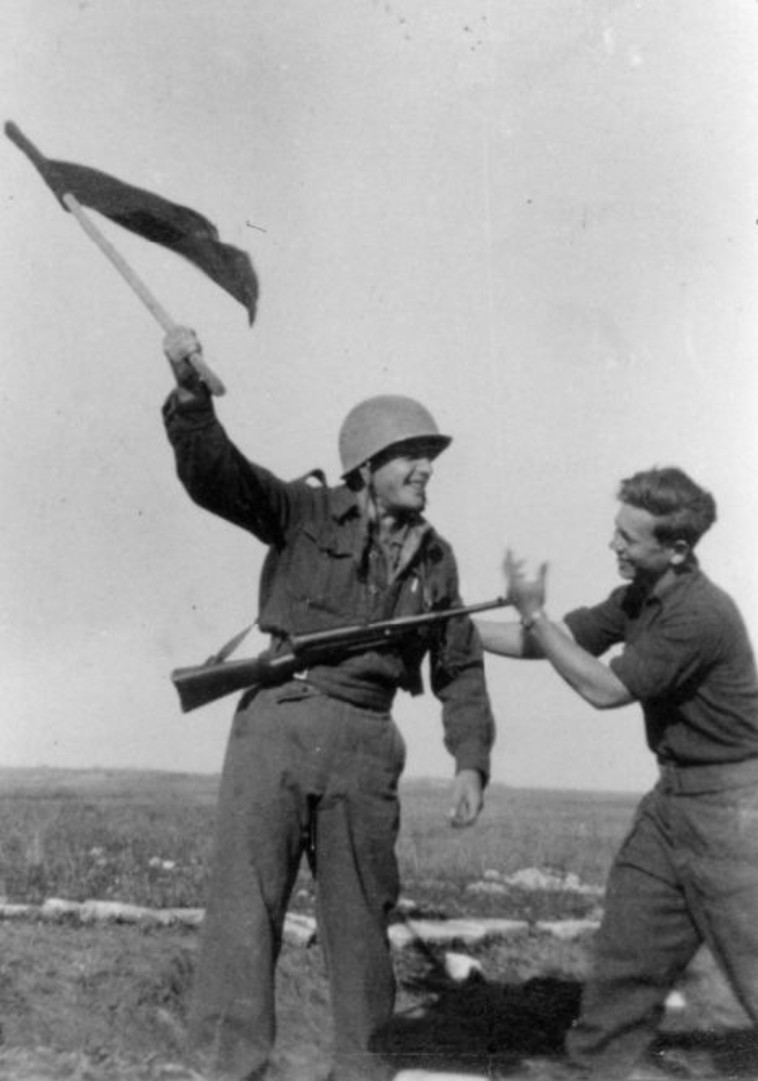 מניפים דגל. צילום: ארכיון הפלמ&quot;ח