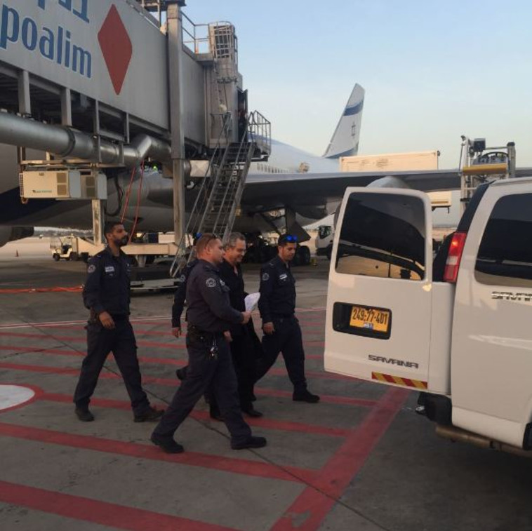 אלכסנדר נוחת בישראל