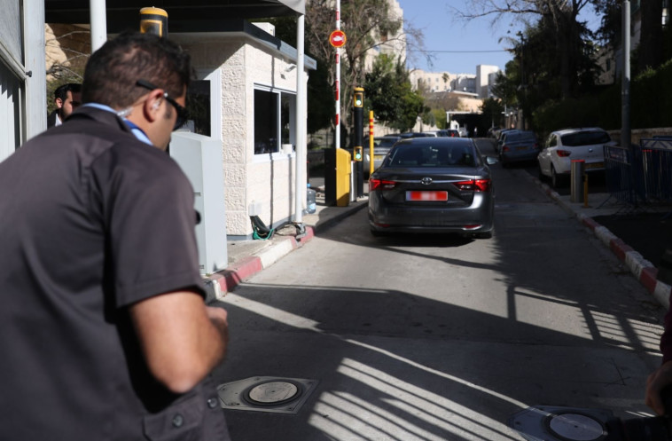  חוקרי המשטרה מגיעים למעון ראש הממשלה. צילום: יונתן זינדל, פלאש 90