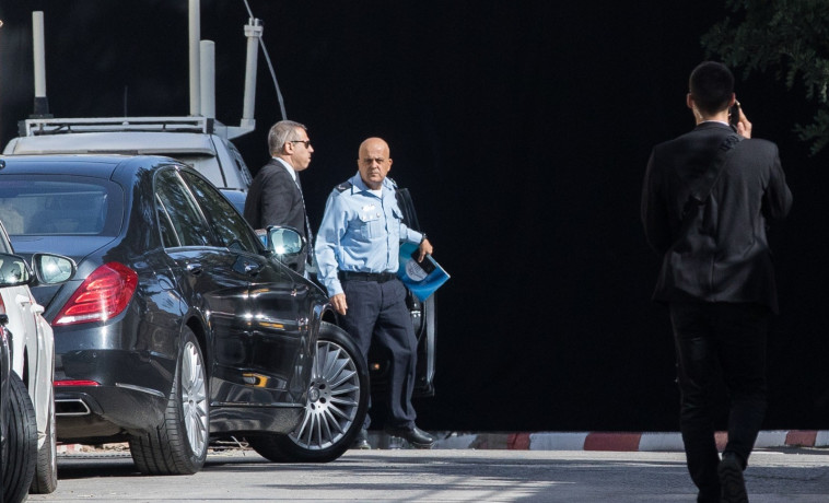חוקרי המשטרה מגיעים לבית ראש הממשלה. צילום: יונתן זינדל, פלאש 90