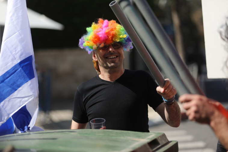 אלדד יניב מפגין מחוץ למעון ראש הממשלה. יונתן זינדל, פלאש 90 