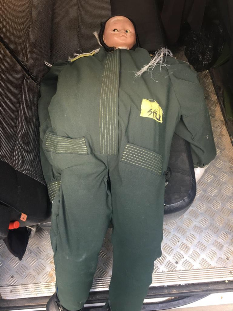 בובת החייל שאותרה ברחוב חיים עוזר בירושלים. צילום: דוברות המשטרה