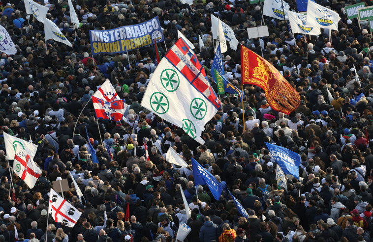 תומכי &quot;הליגה הצפונית&quot;. צילום: רויטרס