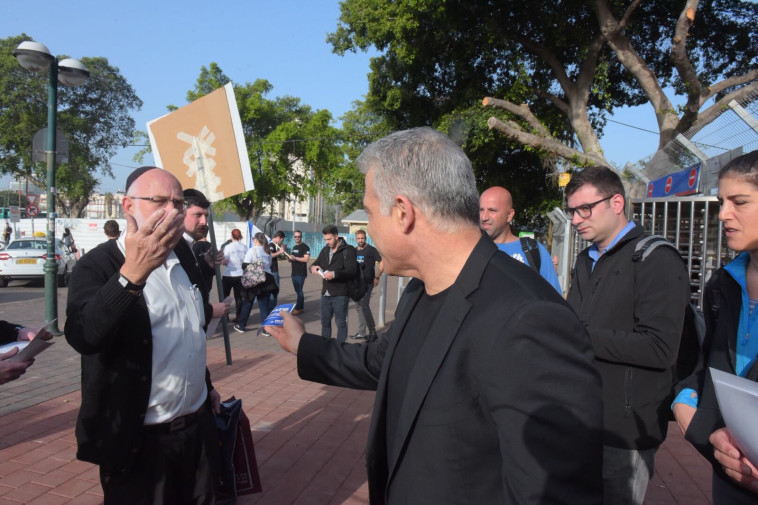 לפיד מתעמת עם חרדי הבוקר בתל אביב. צילום: אבשלום ששוני 