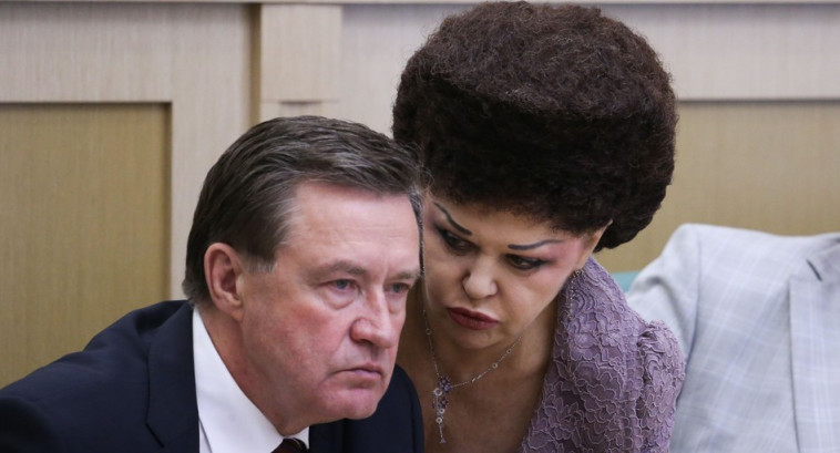 הסנאטורית במבט מאיים. צילום: טוויטר