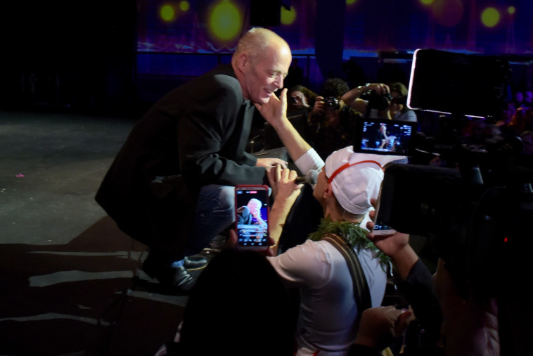 אדם בהופעה חד פעמית מודה לרופאי איכילוב במסיבת פורים אנגר 11 