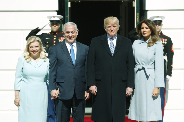 הזוג טראמפ עם רה&quot;מ ורעייתו. צילום: רויטרס