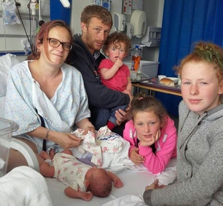 שרלין, סטיבן ובנותיהן. צילום מסך