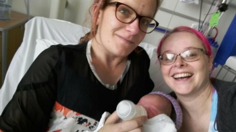 שרלין והתינוקת שהפתיעה. צילום מסך