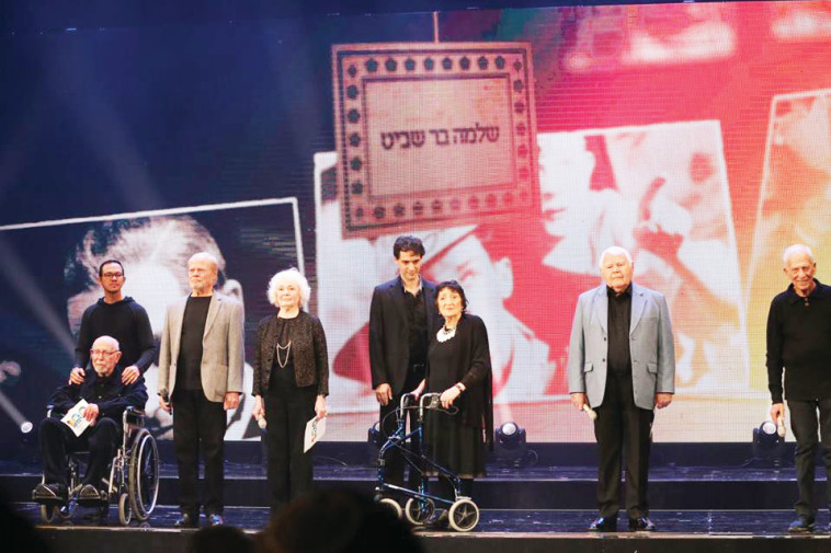 פנינה פרח על הבמה צילום איציק בירן. איציק בירן פנינה פרח על הבמה צילום איציק בירן. איציק בירן