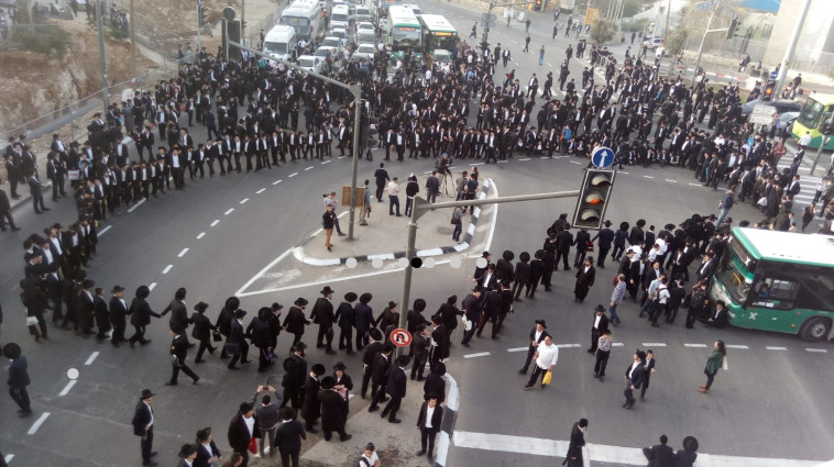 החרדים מפגינים בבירה. צילום: מ.בלוי