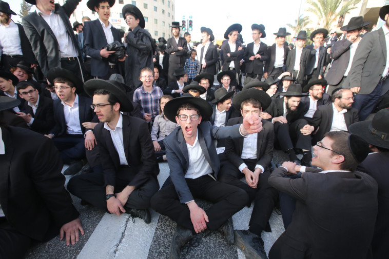 חוסמים כבישים בבירה. צילום: מרק ישראל סלם