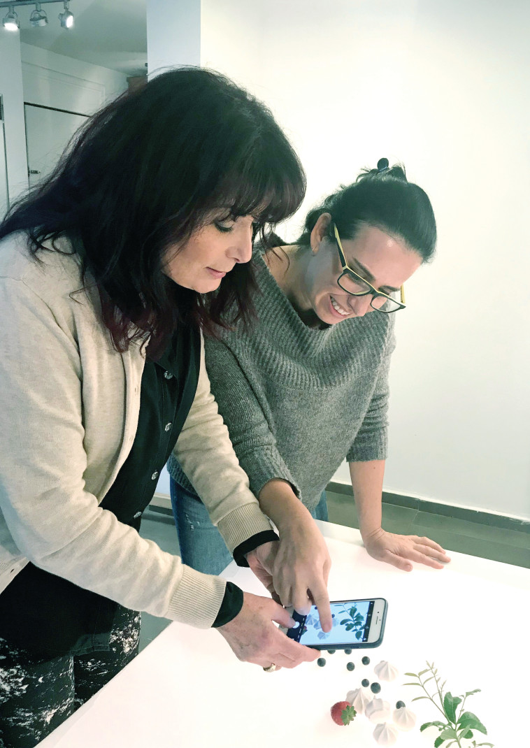 פסקל פרץ רובין והצלמת חגית גורן. צילום: בלה רודניק