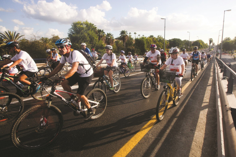 רוכבי אופניים. צילום: רוני שוצר, פלאש 90