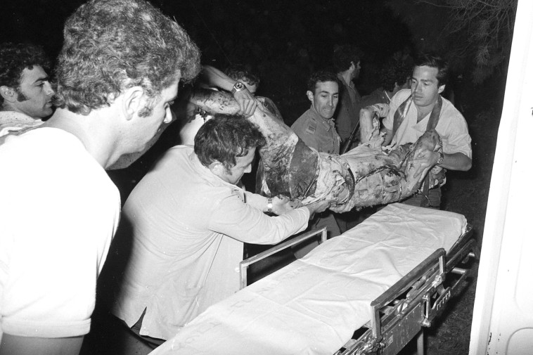 פינוי הפצועים בפיגוע. צילום: שמואל רחמני