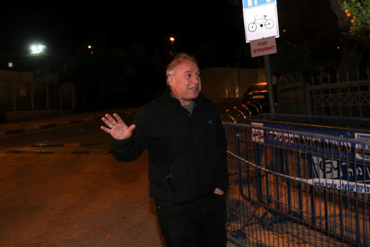 ח&quot;כ בדרכו לפגישה שנערכה אמש. צילום: יונתן זינדל, פלאש 90