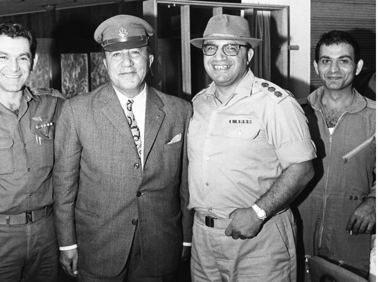  יעקב נמרודי והרמטכ&quot;ל דוד אלעזר בסרט 'מושל שושן'. צילום: צילום מתוך הסרט