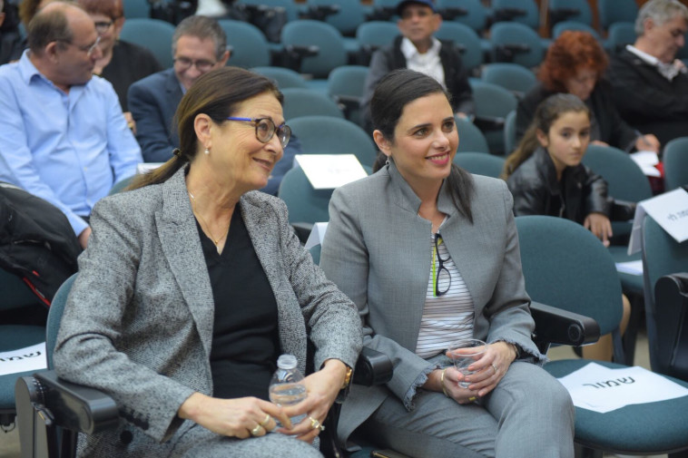 איילת שקד ואסתר חיות. צילום: אבשלום ששוני