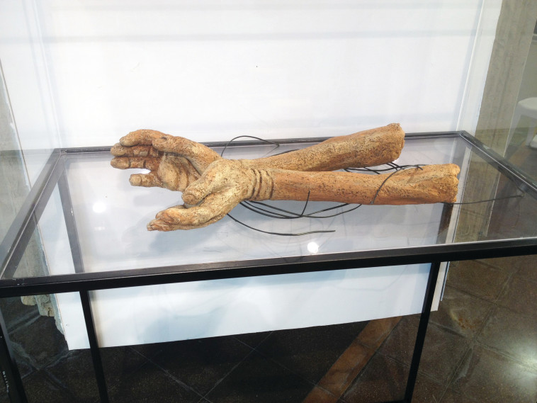 פסל הידיים המפוסלות של אלי אלקרס. צילום: יח&quot;צ מתנ&quot;ס קרית טבעון