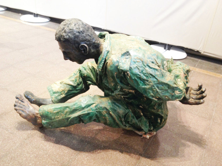 פסל &quot;שבוי&quot; של אלי אלקרס. צילום: יח&quot;צ מתנ&quot;ס קרית טבעון