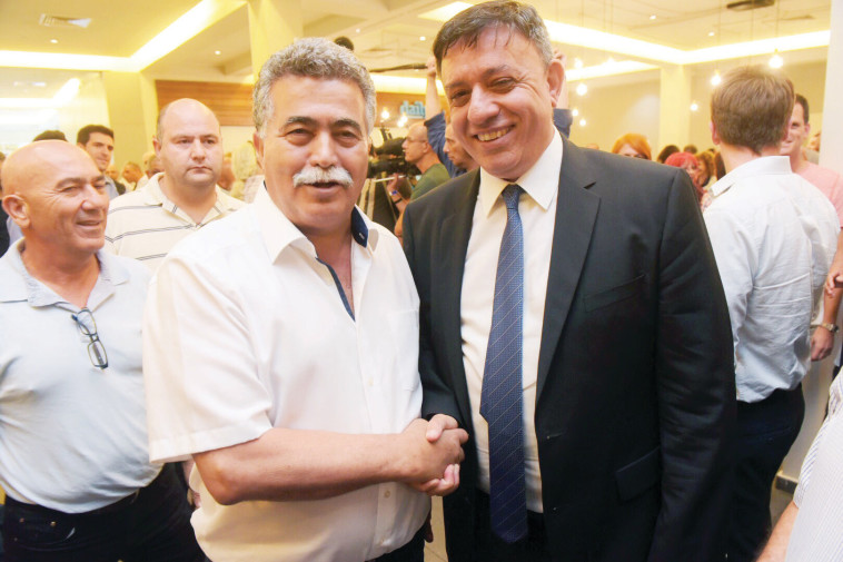 עם עמיר פרץ. &quot;נותן לו שנה&quot;. צילום: אבשלום ששוני