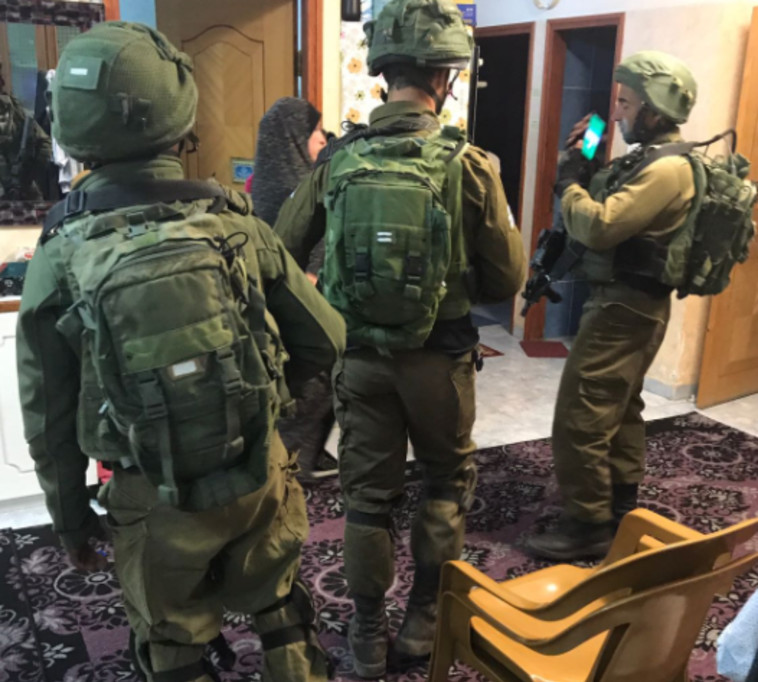 כוחות צה&quot;ל פושטים על בית המחבל מהשומרון. צילום: דובר צה&quot;ל 