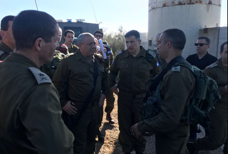 איזנקוט בהערכת המצב. צילום: דו&quot;צ