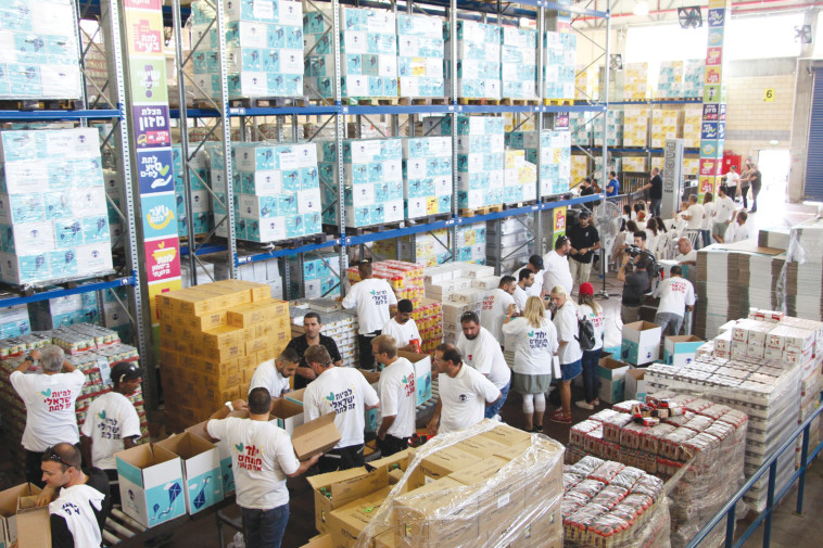 מתנדבי &quot;לתת&quot; אורזים חבילות מזון. צילום: באדיבות ארגון &quot;לתת&quot;