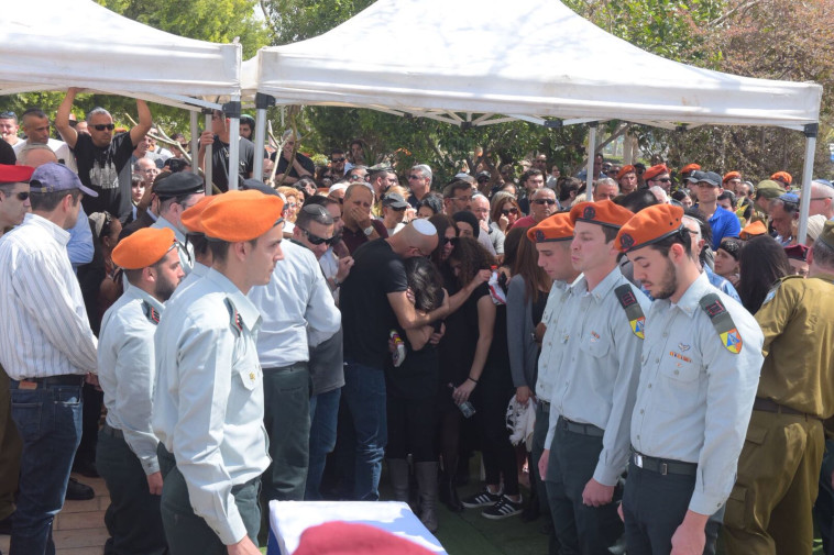 אלפים בהלוויית זיו דאוס. צילום: אבשלום ששוני אלפים בהלוויית זיו דאוס. צילום: אבשלום ששוני
