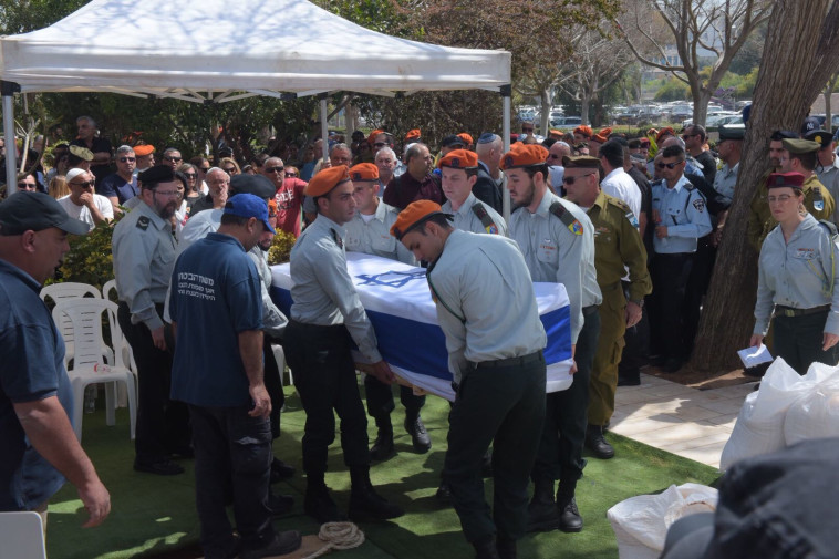 אלפים בבית העלמין בחולון. צילום: אבשלום ששוני אלפים בבית העלמין בחולון. צילום: אבשלום ששוני