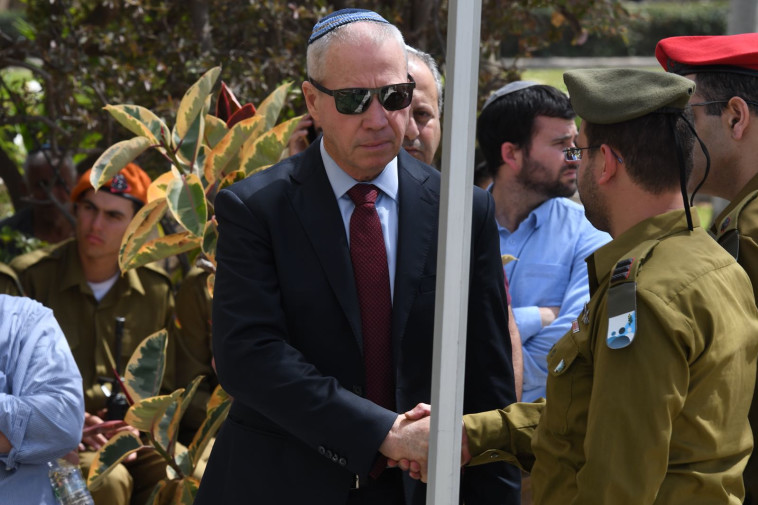 השר גלנט בהלווייה. צילום: אבשלום ששוני השר גלנט בהלווייה. צילום: אבשלום ששוני