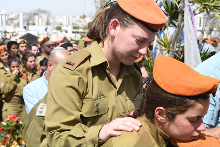חיילות בהלוויה. צילום: אבשלום ששוני