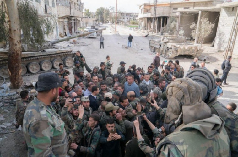 אסד עם לוחמיו במזרח ע'וטה. צילום מסך טוויטר