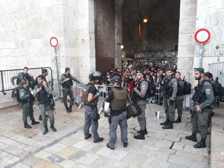 חסימות המשטרה בשער שכם לאחר פיגוע הדקירה בעיר העתיקה. צילום: TPS