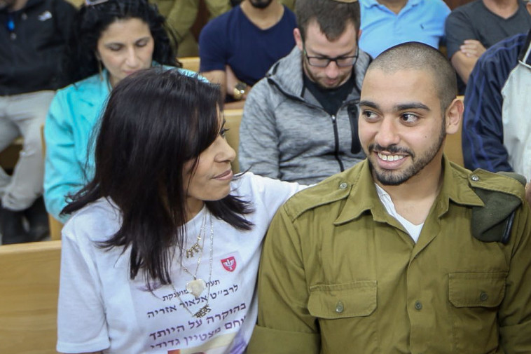 אזריה בדיון עם אמו. צילום: פלאש 90 