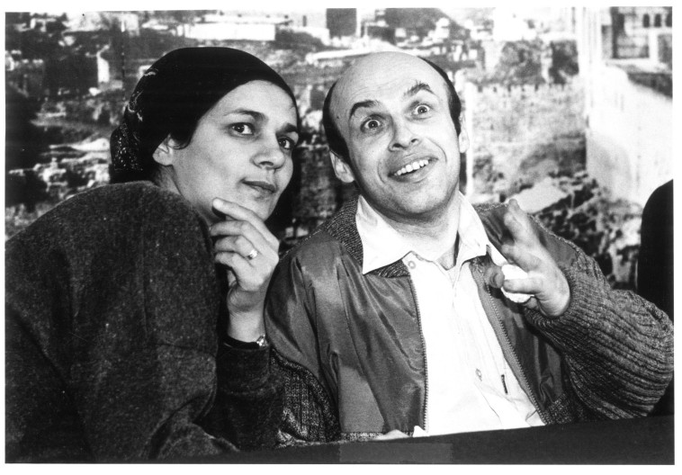 &quot;הפרס הזה מגיע גם לה&quot;. עם אשתו אביטל בקבלת הפנים בארץ ב־1986. צילום:  ראובן קסטרו