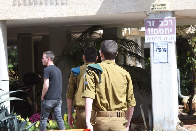 מבקרים ליד ביתו של שחר סטרוג בגבעתיים