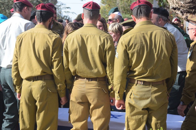 חיילי דובדבן בהלוויית שחר סטרוג ז&quot;ל. צילום: אבשלום ששוני