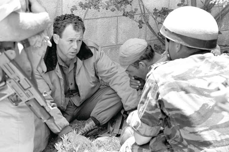 &quot;למה שייפגע בזכרם של מי שכבר אינם?&quot;. מוטה גור. צילום: במחנה, באדיבות ארכיון צה&quot;ל במשרד הביטחון