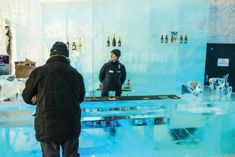 בר הקרח עם כוסות מקרח. צילום: ניר קידר