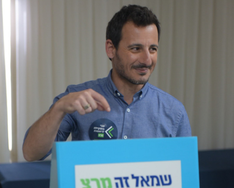 &quot;תוצאה טובה ועכשיו מתכוננים לפריימריז&quot;. אבי בוסקילה מצביע. צילום: אבשלום ששוני