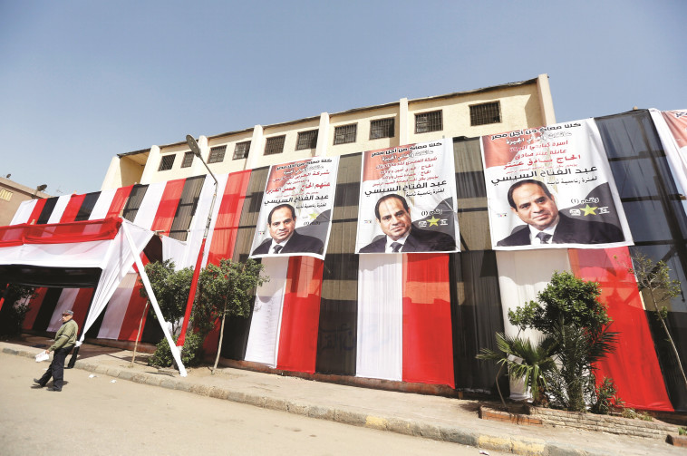 שלטי תמיכה בא-סיסי לקראת הבחירות. צילום: רויטרס