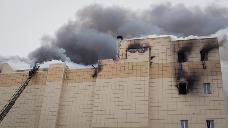 &quot;העשן עדיין יוצא מהמתחם&quot;. צילום: רויטרס