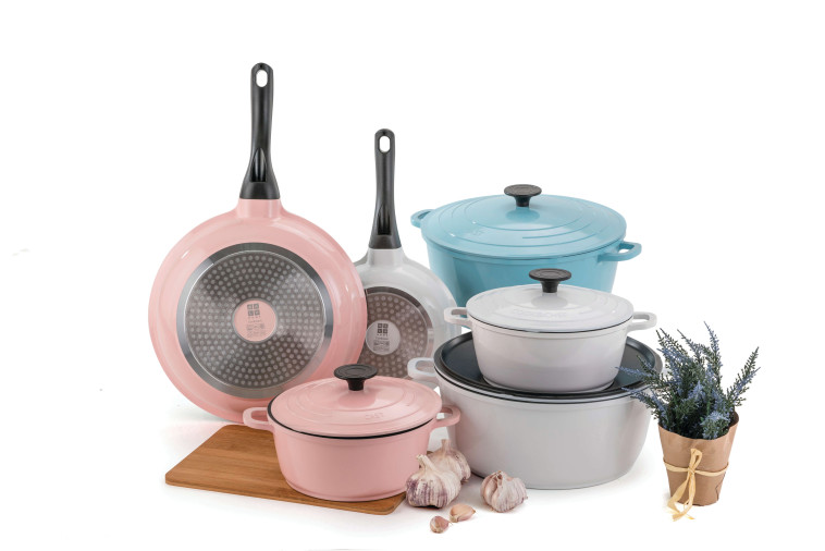 סירים בצבעי פסטל, GALA HOME. צילום: סטודיו אננס