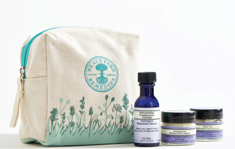 מארז אביבי של NEAL&rsquo;S YARD עם קרם לחות, מסכת תה לבן וטונר. צילום: יח&quot;צ