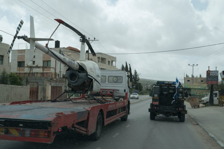 המסוק שהוחרם מובל מהיישוב איתמר, צילום: דוברות המשטרה