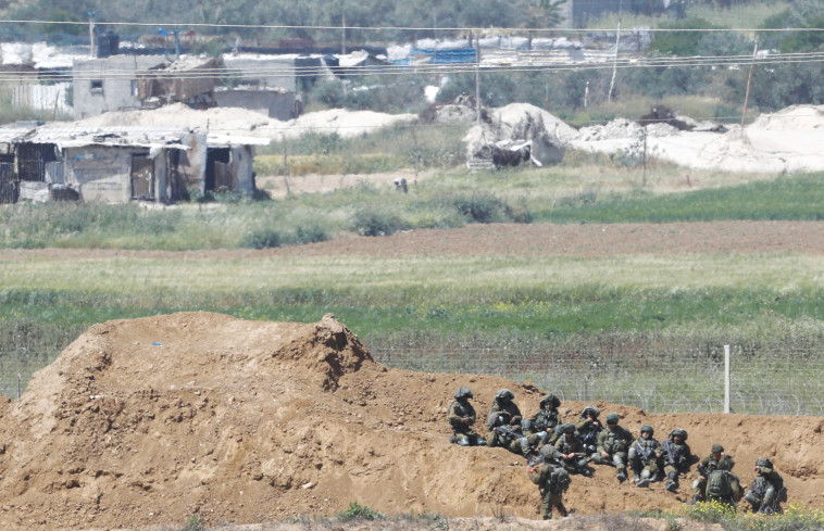 חיילי צה"ל ליד הגדר בגבול עזה. צילום: רויטרס חיילי צה"ל ליד הגדר בגבול עזה. צילום: רויטרס