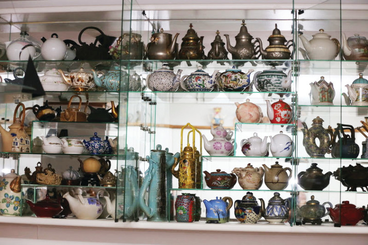 אוסף קומקומים. צילום: איתן וכסמן